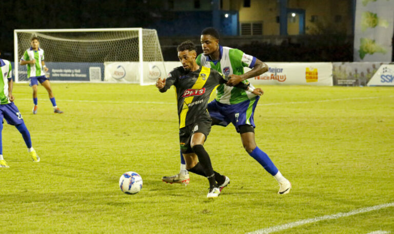 Sergio-Ventura-MOCA-FC-controla--1068x636