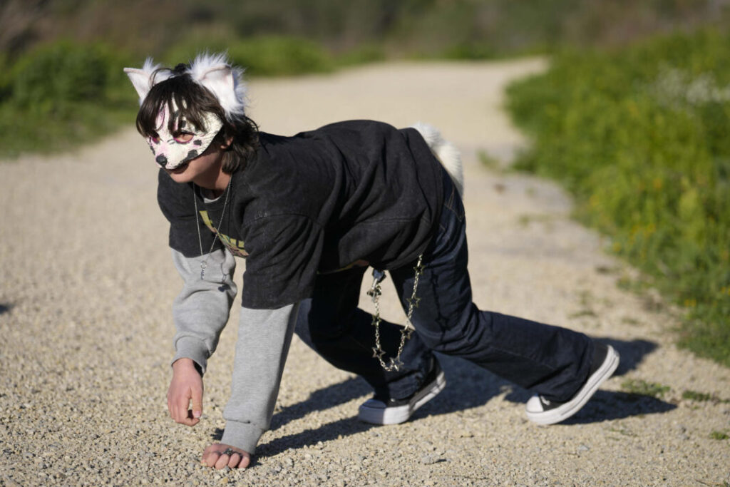 Jóvenes que se identifican y actúan como animales: llega a España el fenómeno 'therian'