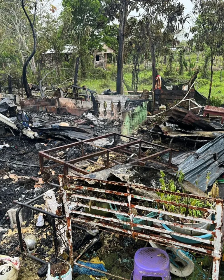 #Compartir - Una familia cristiana quedó en la calle luego de que un voraz incendio redujera a