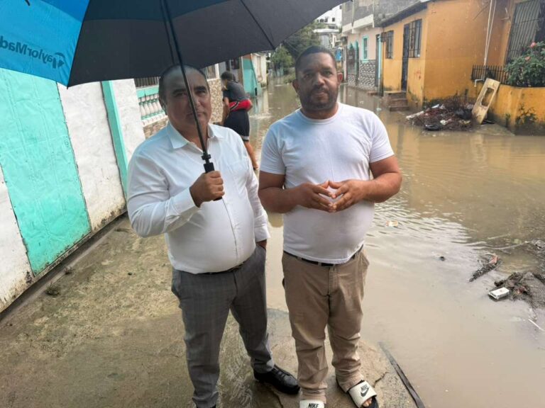 Exigen-a-la-Caasd-y-Alcaldia-reiniciar-trabajos-instalacion-tuberias-en-Hoyo-de-la-Mina-SDN (1)