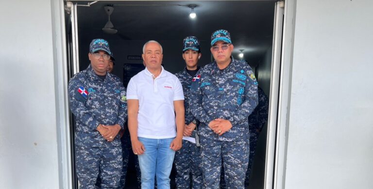 Francisco-Fernandez-junto-a-autoridades-Foto-Prensa-Francisco-Fernandez