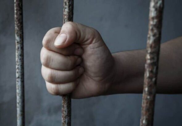 las-manos-de-un-apresado-en-su-celda-9c628a38-1068x640