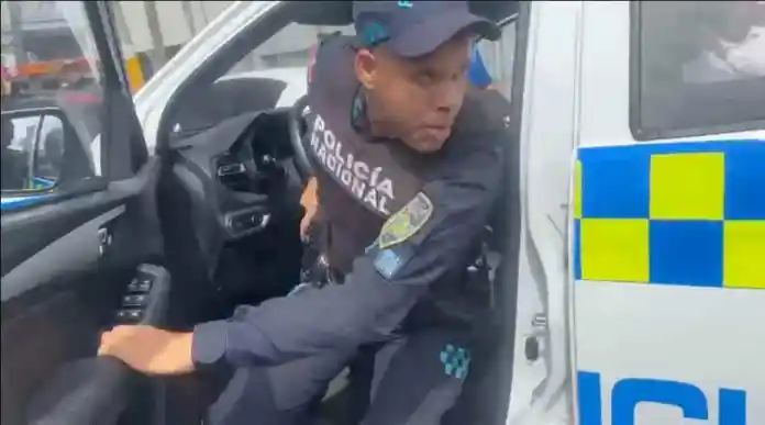 policia-lanza-gas-pimienta-a-periodistas-en-caso-de-abuso-infantil-a78a4794