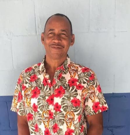 un-hombre-con-una-camiseta-roja-419a3578