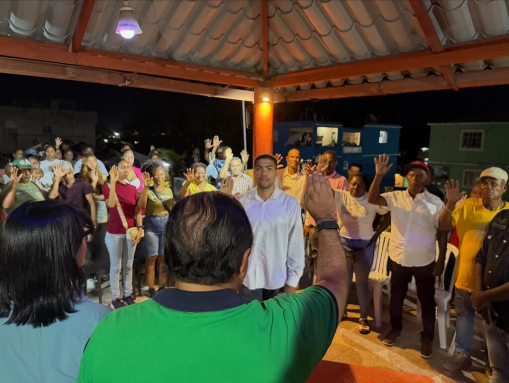 Víctor Pavón juramenta a Robert Valenzuela y su equipo político en respaldo a su proyecto munici
