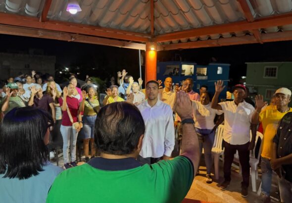 Víctor Pavón juramenta a Robert Valenzuela y su equipo político en respaldo a su proyecto munici