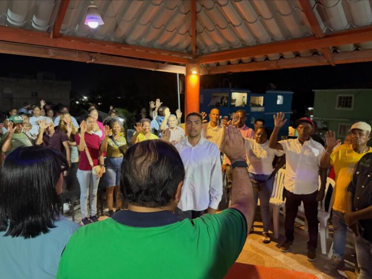 Víctor Pavón juramenta a Robert Valenzuela y su equipo político en respaldo a su proyecto munici