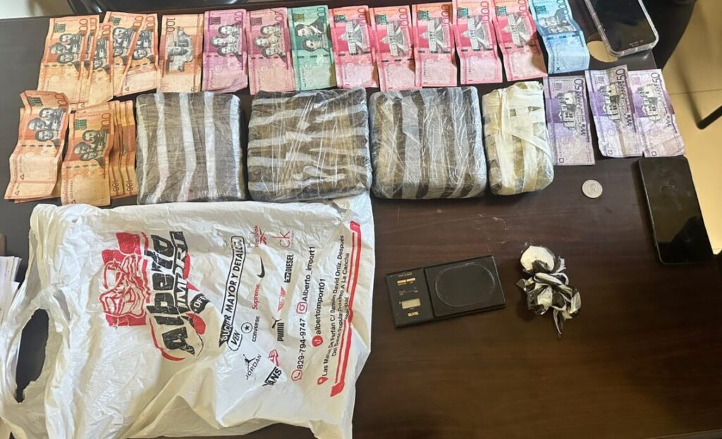 Apresan-a-tres-hombres-ocupan-armas-y-presuntas-drogas-en-La-Vega-y-San-Juan-1140x694
