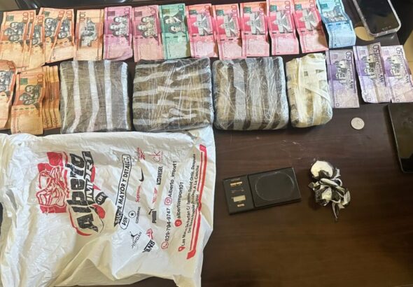 Apresan-a-tres-hombres-ocupan-armas-y-presuntas-drogas-en-La-Vega-y-San-Juan-1140x694
