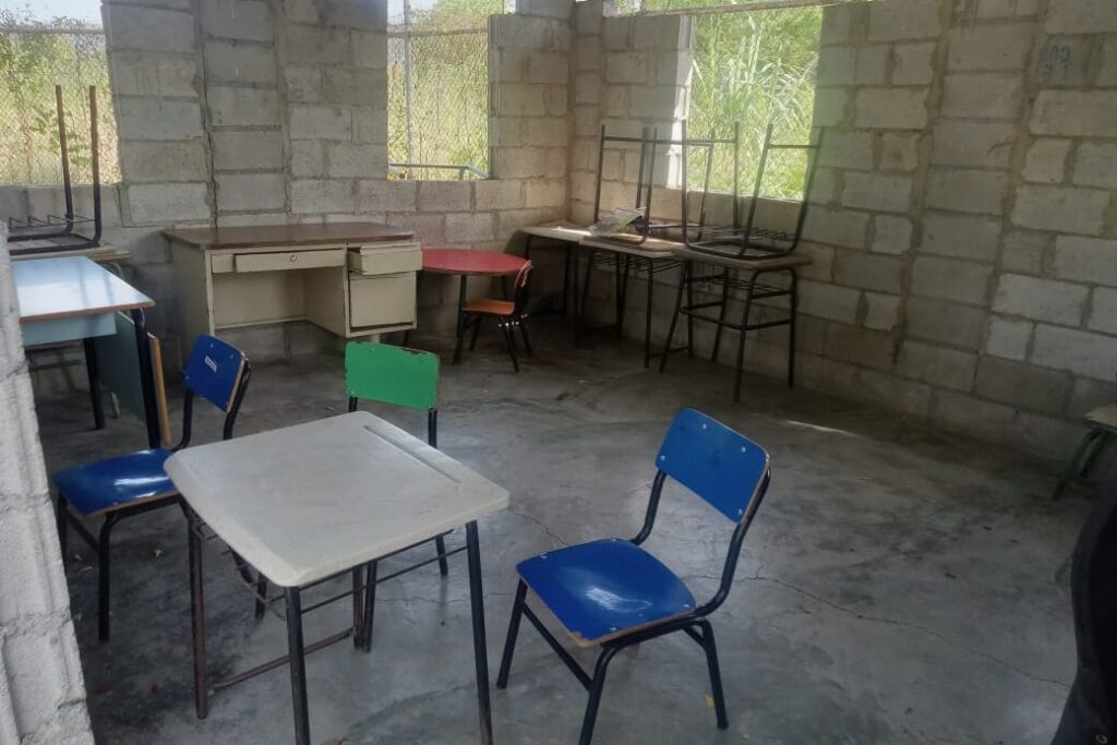 Docencia-sigue-paralizada-en-Azua-por-deterioro-de-planteles-falta-de-maestros-y-utiles-1040x694