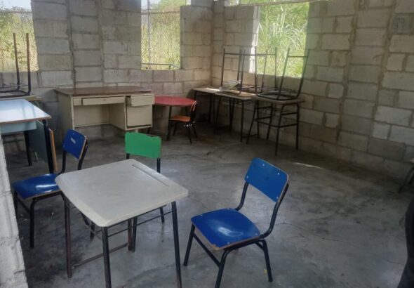 Docencia-sigue-paralizada-en-Azua-por-deterioro-de-planteles-falta-de-maestros-y-utiles-1040x694