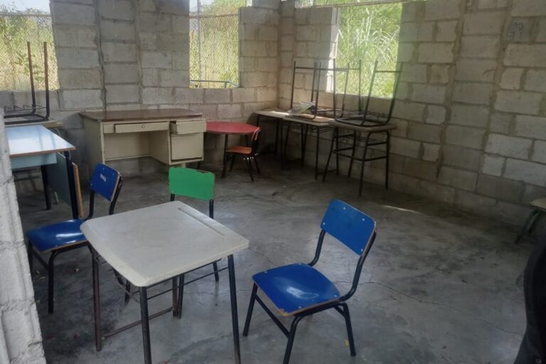 Docencia-sigue-paralizada-en-Azua-por-deterioro-de-planteles-falta-de-maestros-y-utiles-1040x694