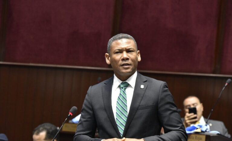 Vocero-de-la-FP-afirma-que-al-ministro-de-Educacion-le-ha-quedado-grande-el-cargo-1140x694