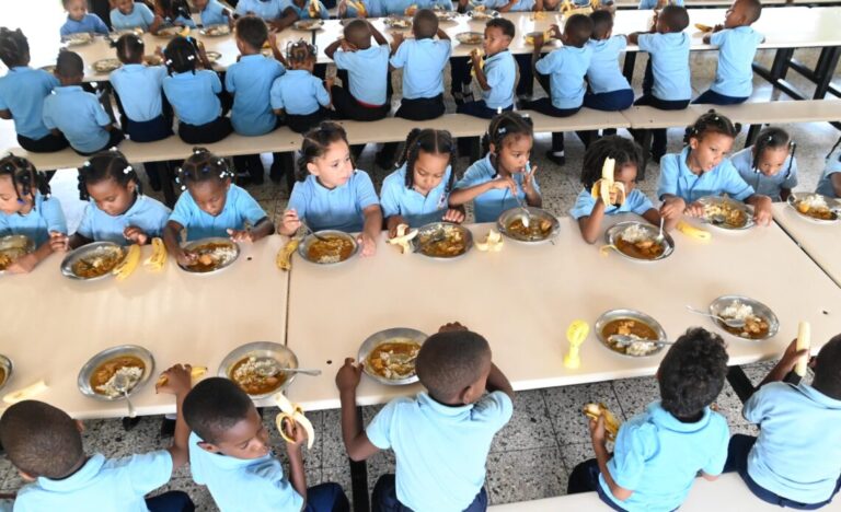 Adjudicacion-de-almuerzo-escolar-RD-1140x694