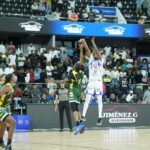 Diego-Colon-de-San-Lazaro-ejecuta-el-disparo-ganador-desde-el-arco-de-tres-ante-la-defensa-de-Kevin-Mateo-de-San-Carlos-860x923