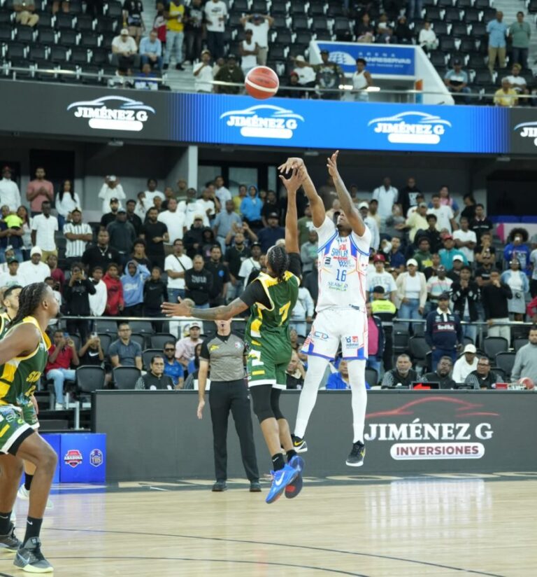 Diego-Colon-de-San-Lazaro-ejecuta-el-disparo-ganador-desde-el-arco-de-tres-ante-la-defensa-de-Kevin-Mateo-de-San-Carlos-860x923