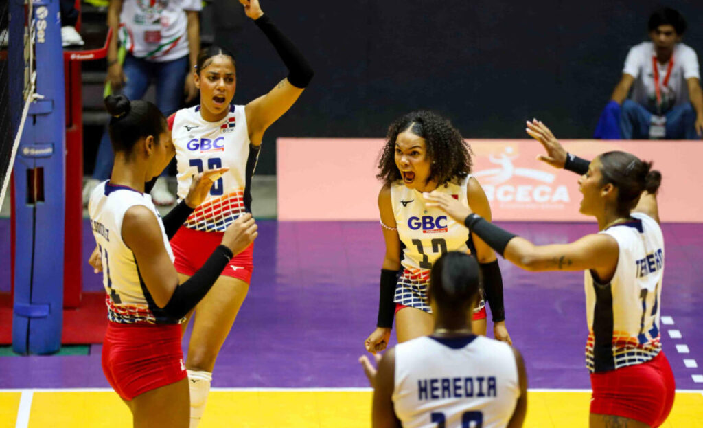 Las-dominicanas-celebran-el-triunfo-3-1-ante-Canada-en-la-Copa-Panam-en-Mexico-1140x694