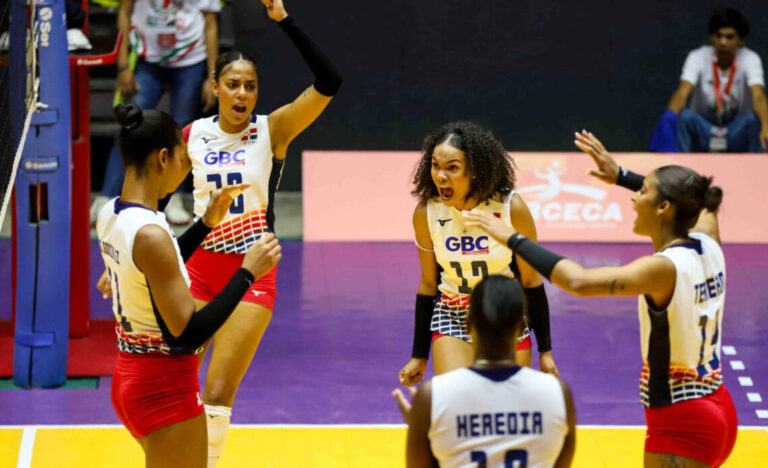 Las-dominicanas-celebran-el-triunfo-3-1-ante-Canada-en-la-Copa-Panam-en-Mexico-1140x694