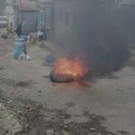 Residentes de El Tanque en La Vega protestan con quema de neumáticos para exigir arreglo de calles