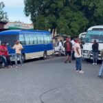 Transportistas bloquean paso hacia Santo Domingo por deterioro de carretera Yamasá-Villa Mella