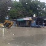 Desbordamiento de cañada inunda viviendas y afecta a más de 20 familias en SDN